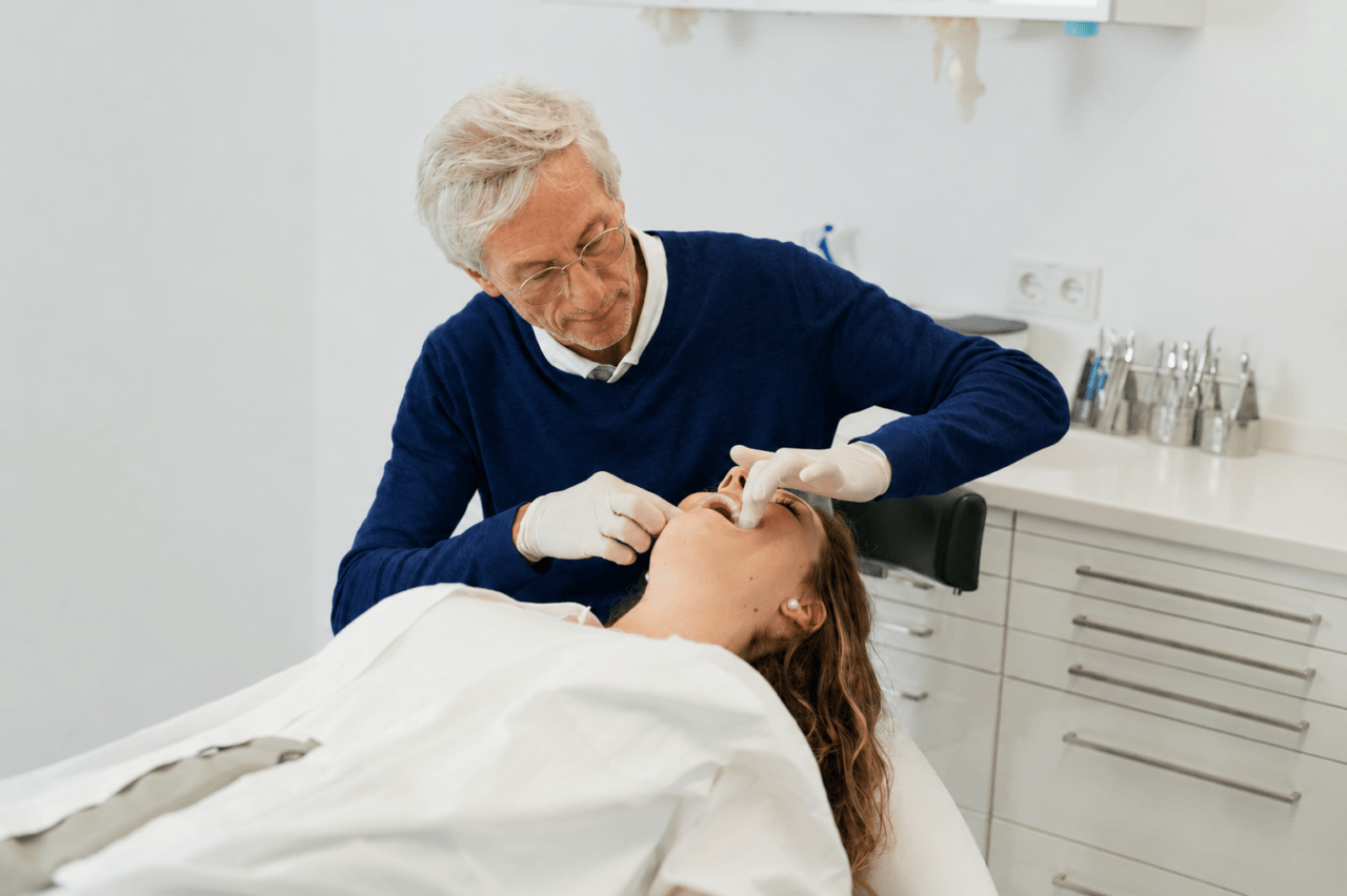 Kieferorthopäde behandelt ein Kind auf dem Behandlungsstuhl