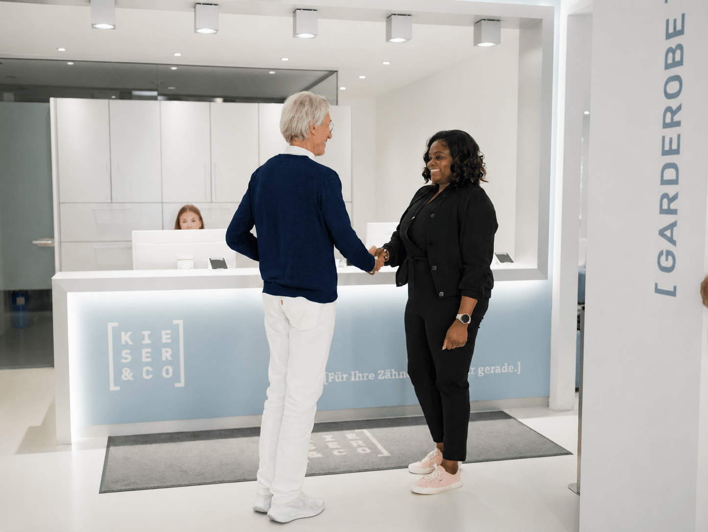 Patientin beim digitalen Scan in der kieferorthopädischen Praxis